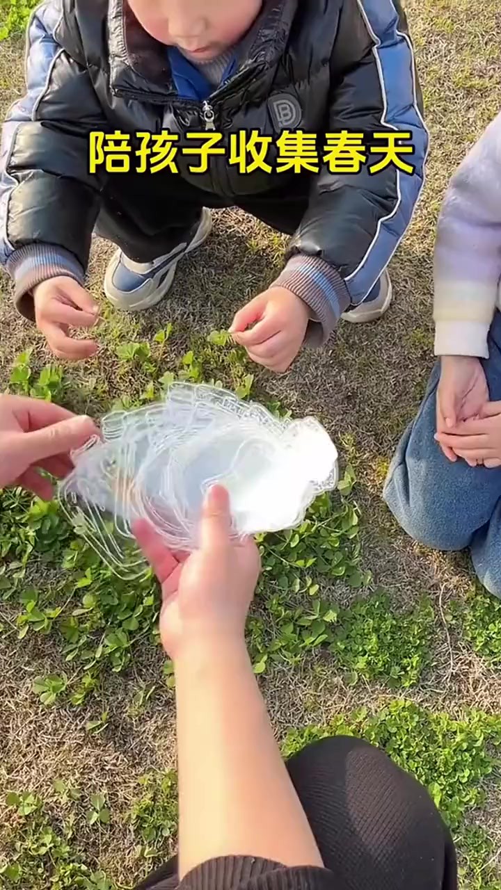 春暖花开的时节,周末带孩子去户外,一起动手制作漂亮的植物书签,一起感受四季变化