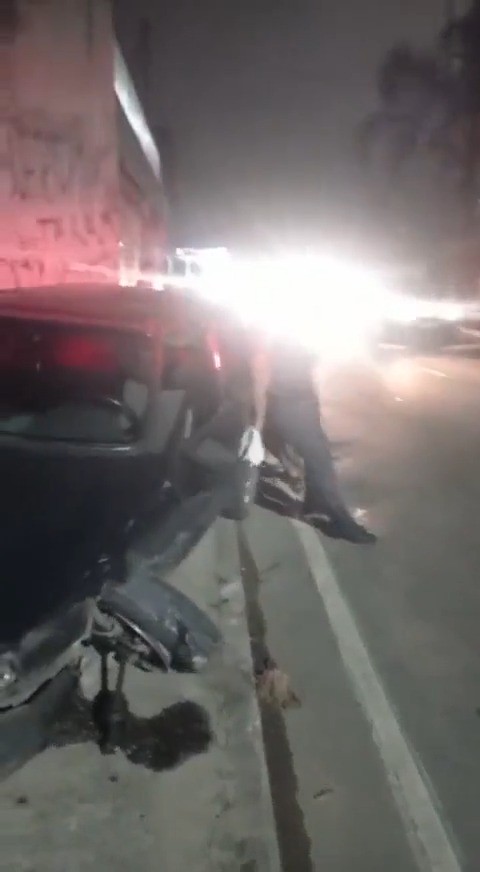 这是个力大无比责任心强的警察.道路千万条安全第一条