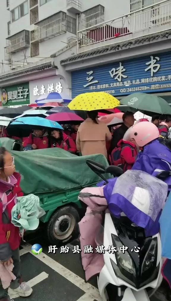 实时道路交通状况3月25日下午5时左右,受降雨影响,宣化实验小学路段严重拥堵,请过往车辆绕行,并注意安全!