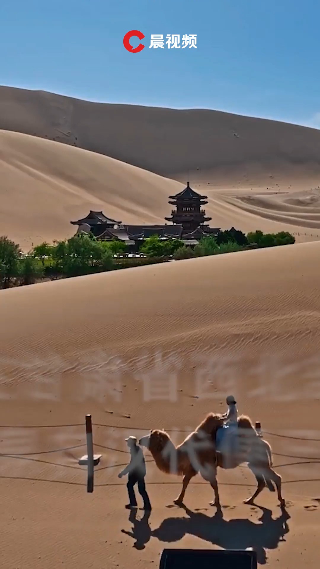 在甘肃省西北部,鸣沙山与月牙泉自汉代便已成为敦煌盛景