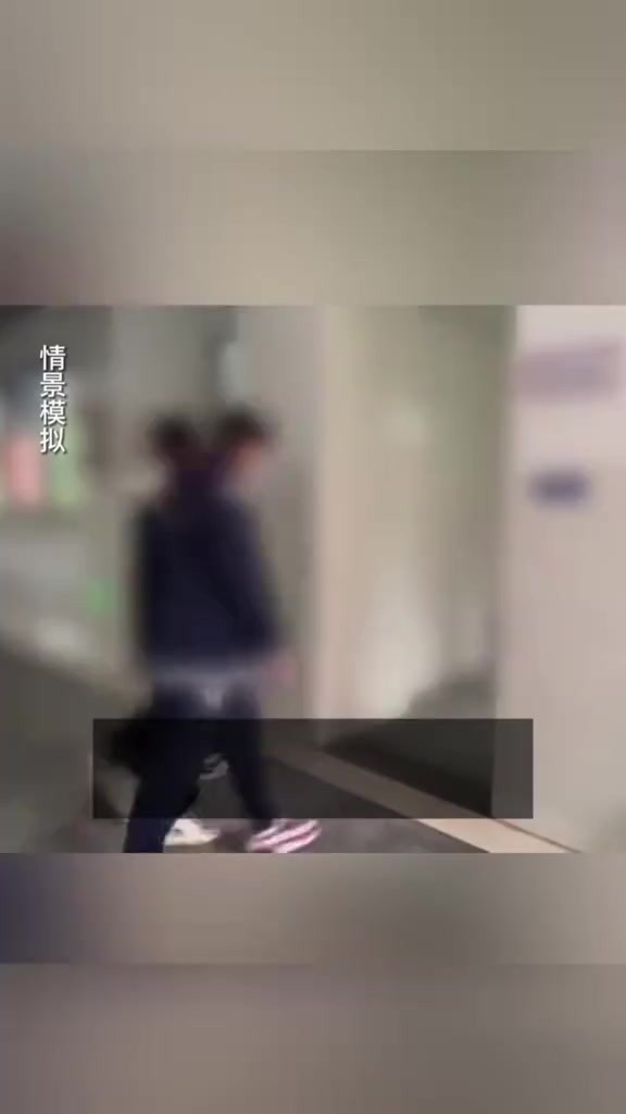 福州一小学在厕所安装报警器,识别“打人救命”等敏感词汇,可触发警报.