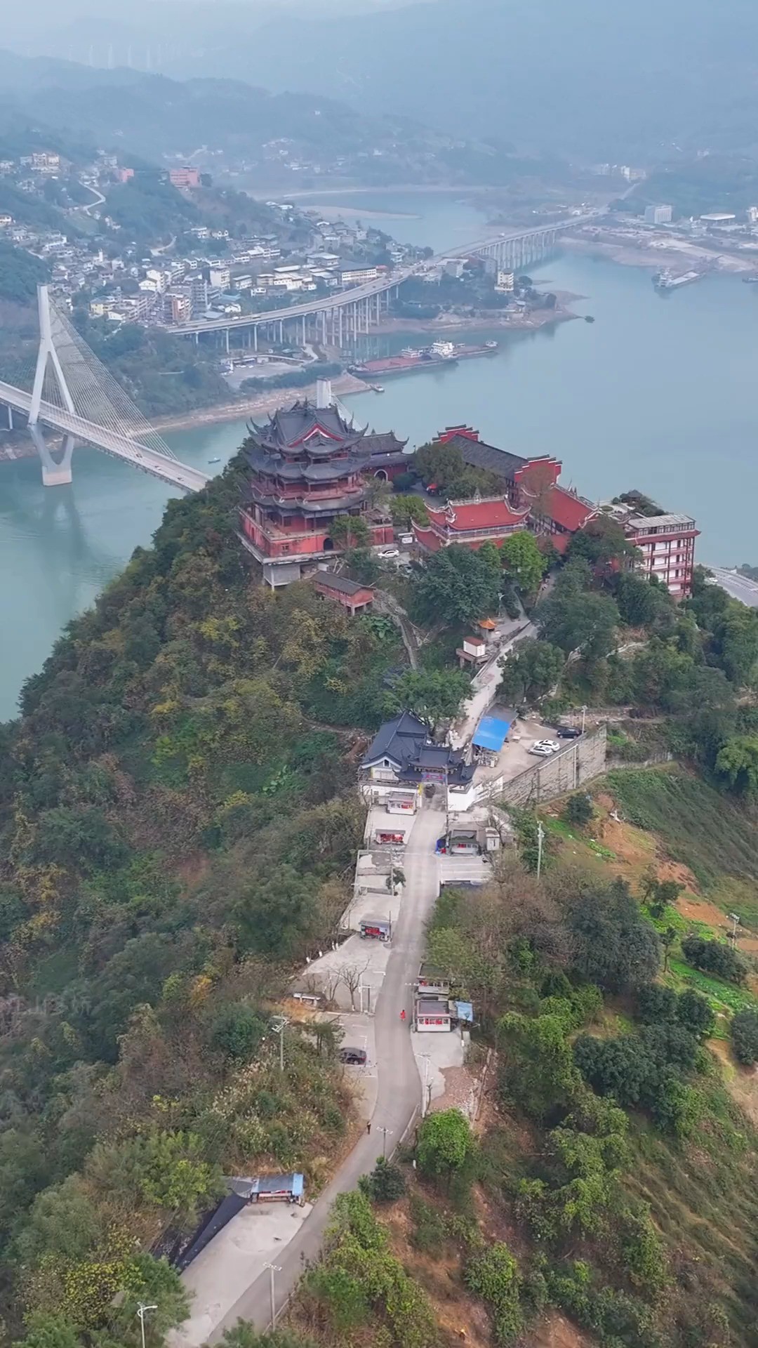 涪陵法雨寺,又名“天子殿”,始建于唐朝,距今已有一千三百多年历史,建在长江边聚云山的峰顶之上,庙宇恢弘,居高临下,风景秀丽