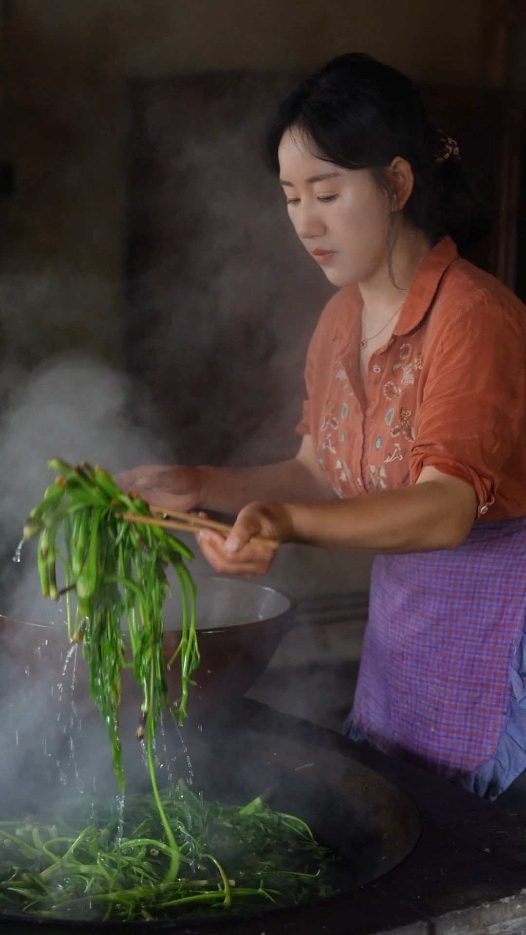 春天的慷慨,藏在每一株野菜里,不起眼的小草,也能酿造春天的美好.与春相拥,山野之色,风也温暖,家也温柔.#乡村守护人 