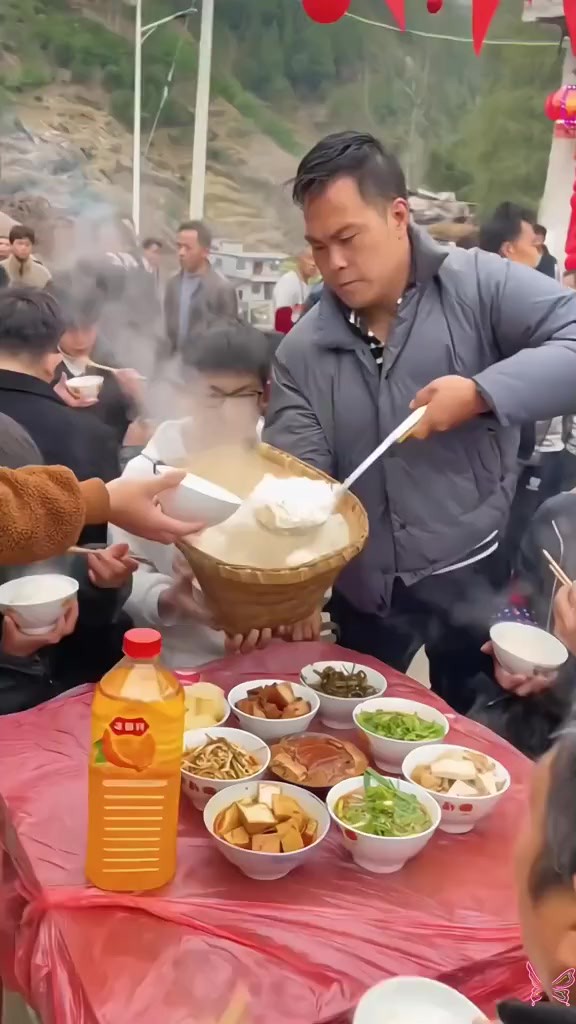 这是贵州梯田长粒香大米.煮起 来软软糯糯,软糯弹牙,粒粒分明,白米饭都 可以吃两碗,老人小孩都很爱吃~下来