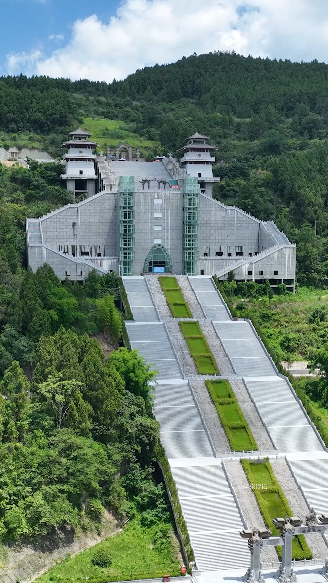 嫘祖陵是“中华女祖第一陵”,位于四川盐亭县青龙山,坐北朝南,以山为陵,以墓为心,头顶蓝天,前望云海气魄宏伟#嫘祖故里盐亭 #热爱是生活该有的...