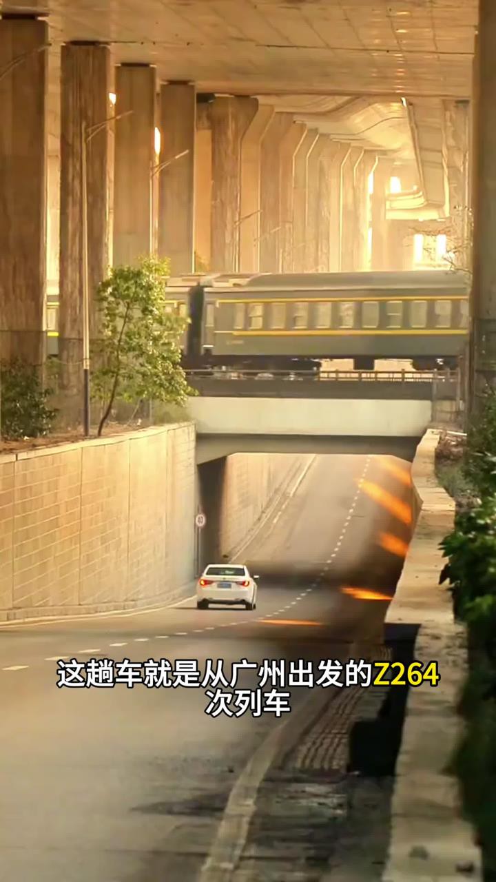 国内唯一一辆乘客主动擦车窗的列车 广州直达拉萨的列车Z264次列车,坐上火车去拉萨,青春没有售价,硬座直达拉萨.#火车进藏沿途风景#坐着火车去拉...