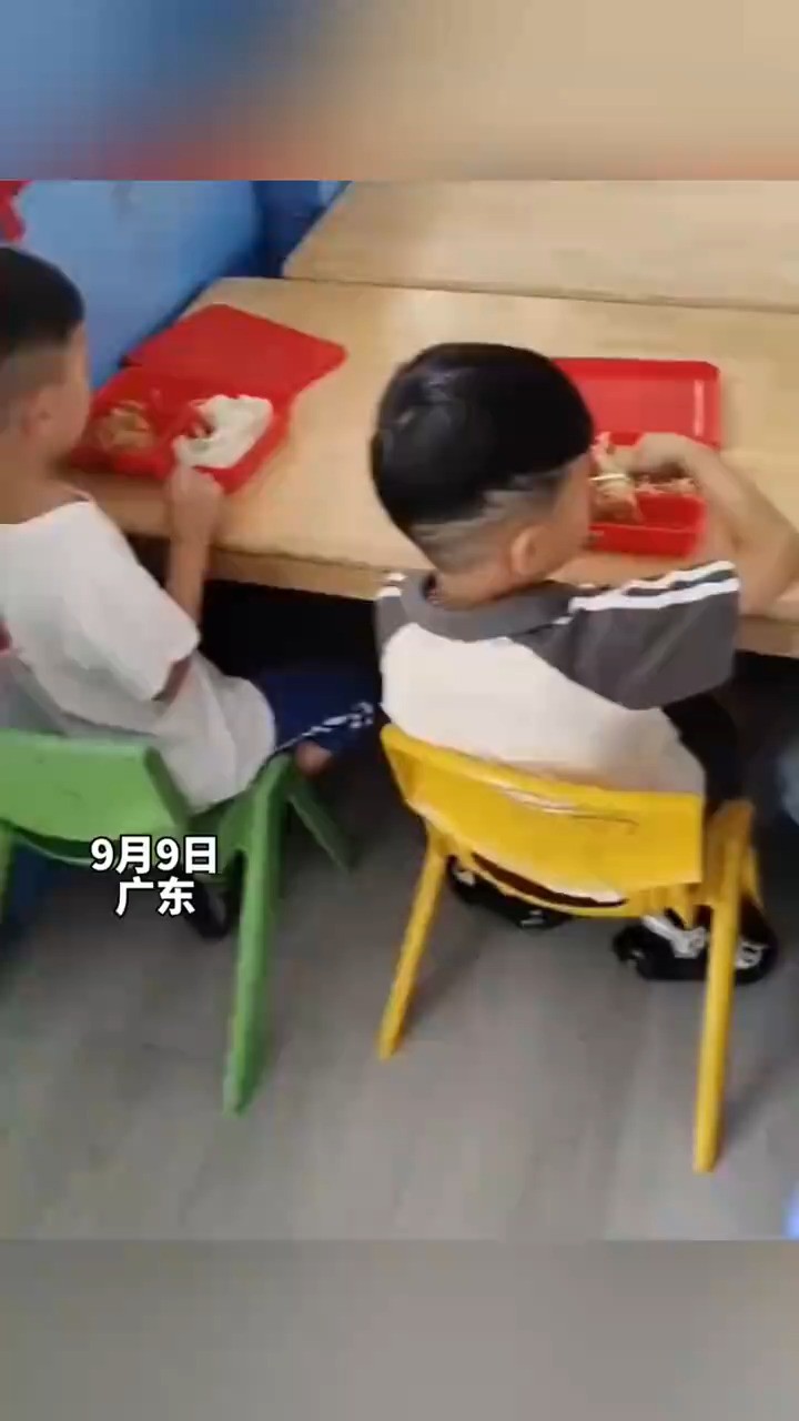 幼儿园孩子吃饭,统一的红盒子都是预制菜