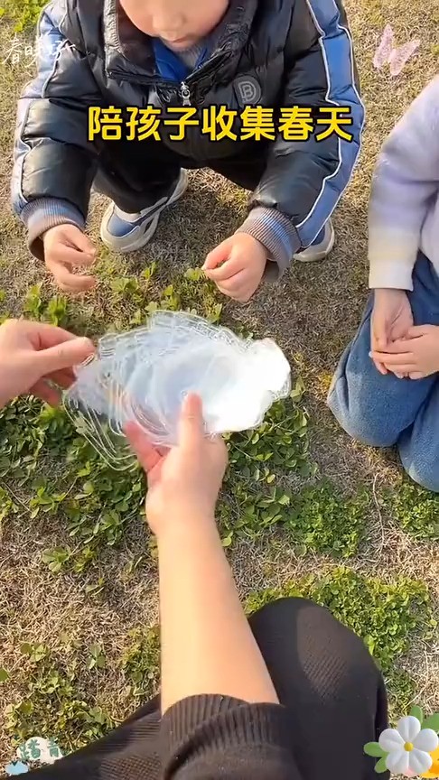 春暖花开的时节,周末带孩子去户外,一起动手制作漂亮的植物书签