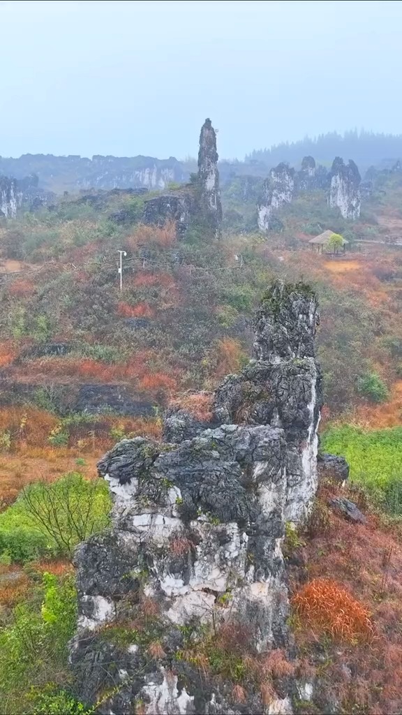 贵州贞丰峰丛之间,隐藏着许多直指苍穹的利剑峰,又宛如一座座神奇的石笋,让人叹为观止