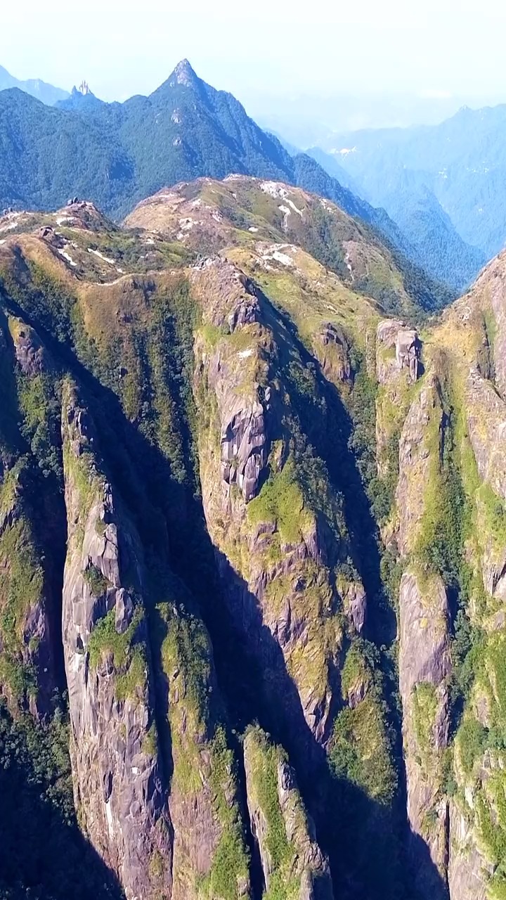 隐藏在南岭群山腹地的岩坑山海拔1604米,峰顶花岗岩大面积裸露,壁立千仞宛如魔幻世界却人迹罕至