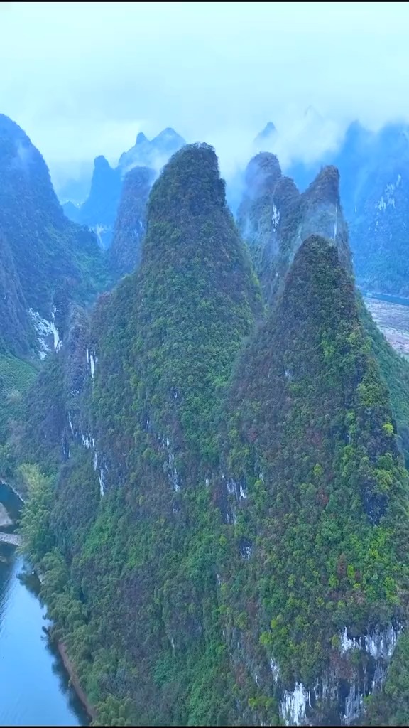 桂林山水甲天下,阳朔风光胜桂林.春雨初歇的漓江峰林云雾弥漫,美得如诗如画