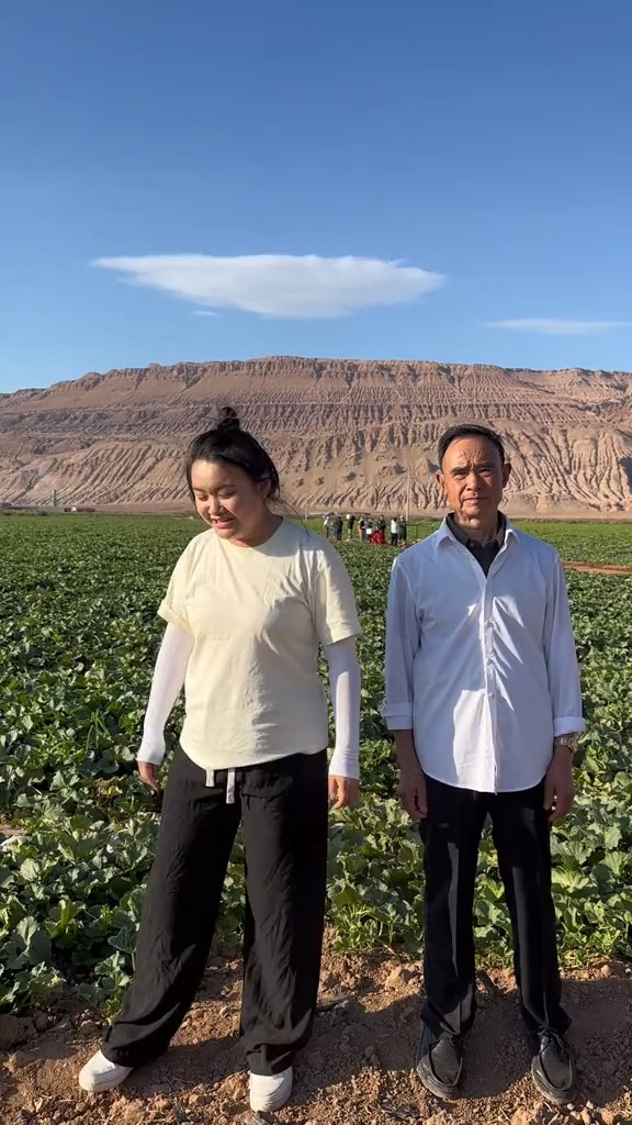 我们现在新疆吐鲁番火焰山脚下,这会的风景真的很美.这里日照时间长,昼夜温差大,哈密瓜很甜很好吃#百万视友赐神评