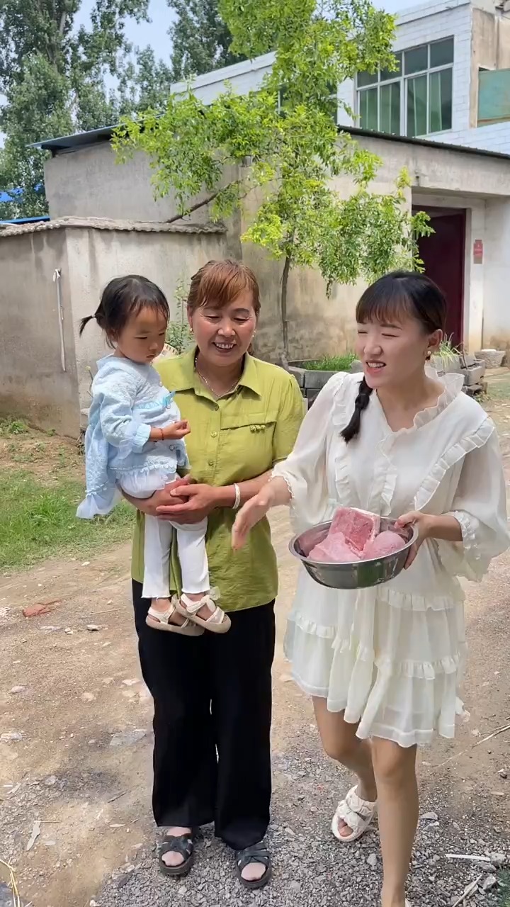 今天吃的水煮肉片,小泉让我以后少做点好吃的,说哥哥的肚子吃的比我这怀孕的肚子都大