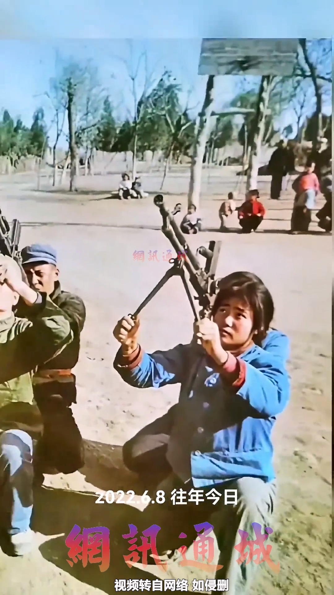 1979年,工厂里的女民兵在工作之余抓紧与男民兵一起训练射击技术.从那个年代过来的人都知道,那时虽然穷,但腰杆子硬实 