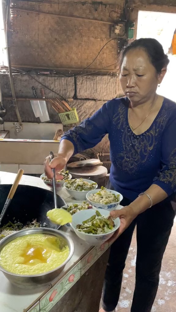 第213集,腊肉四季豆干饭,每一碗在加三勺蒸蛋#乡村里的这些味道你值得拥有 #每天都记录我的农村真实生活日常#求一个神评加持