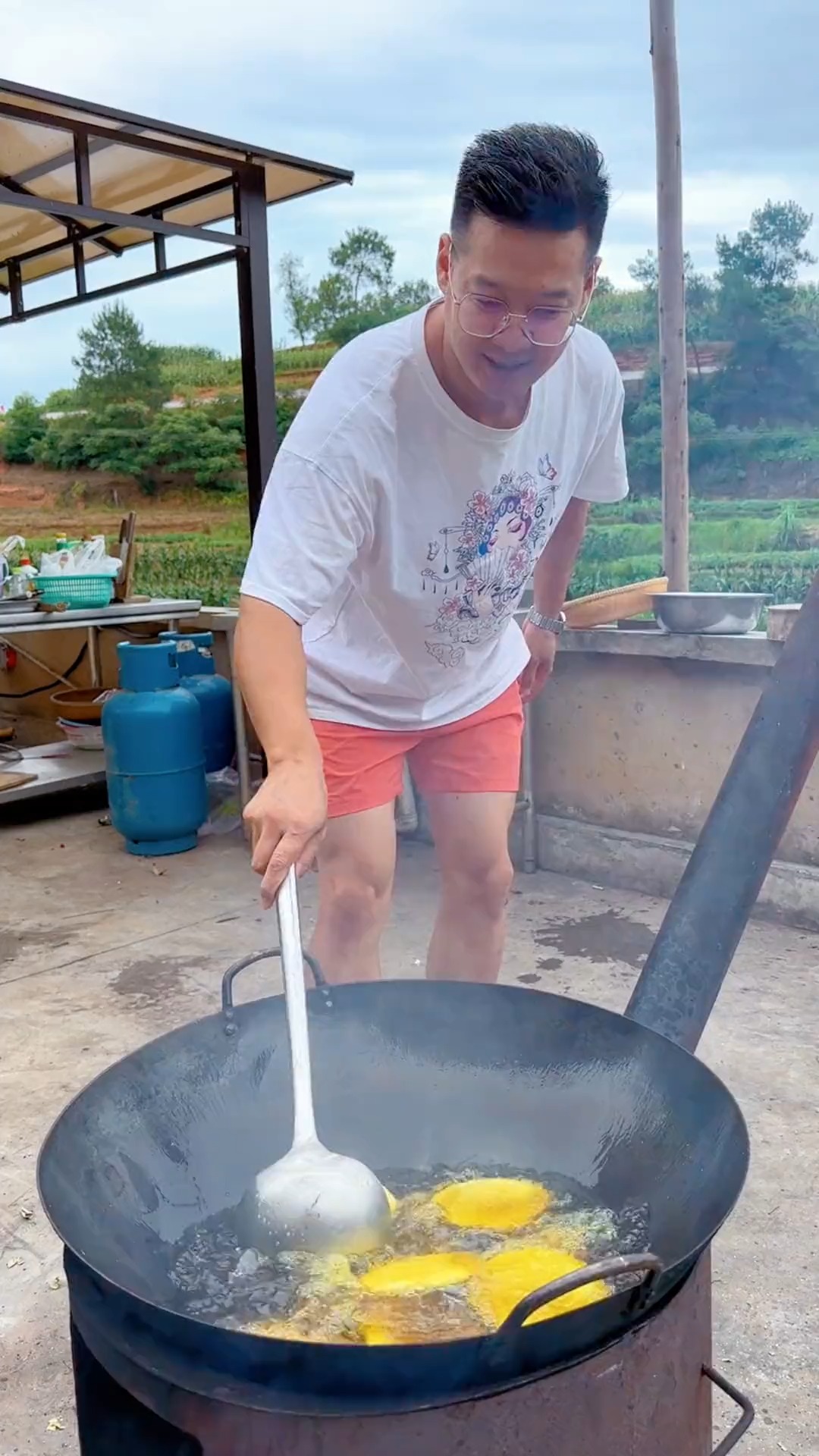 油炸粑,绿豆油炸粑,小时候赶场稀奇的很!#普通的日子里藏着人间烟火 #神评即是标题 #百万视友赐神评 