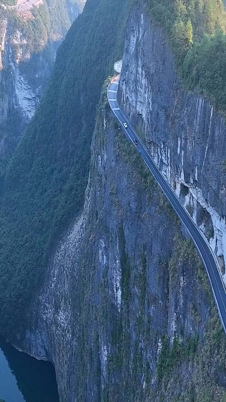 雕崖万丈撼心魄,峡谷激情十里长.这么惊险的崖壁,你是不是有胆量一试?