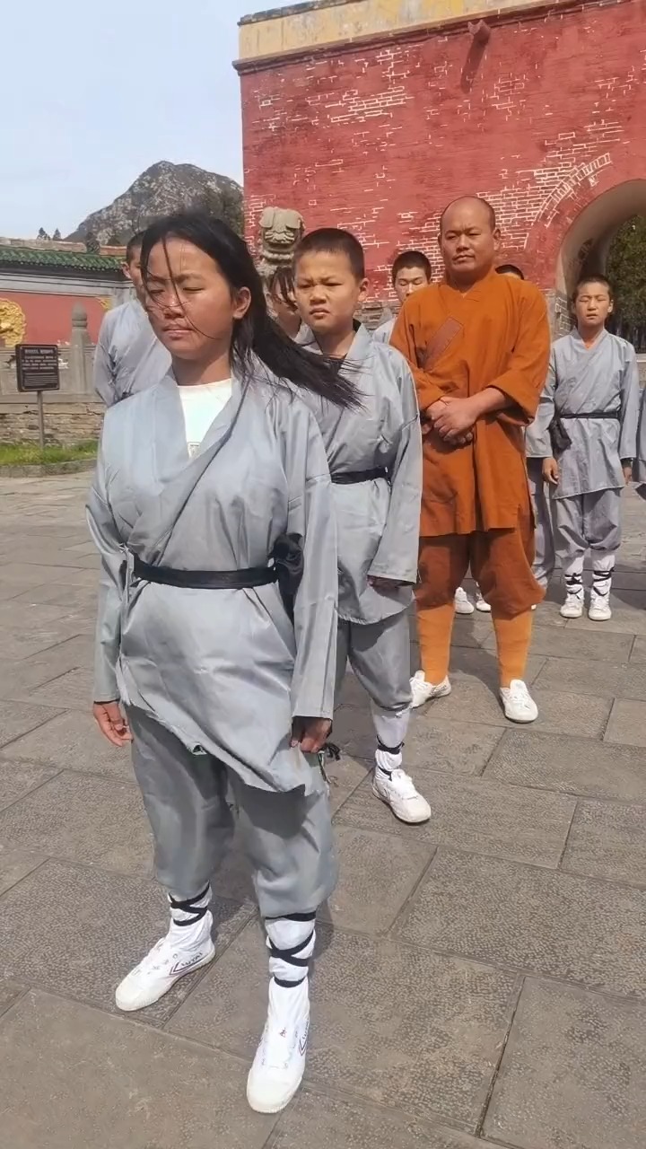 被搂住脖子可以右手扣住对方手,左捣肘,后撤步上左步擒拿对方,接右铲腿功对方腿弯处女子防身术校园霸凌女孩安全防范擒拿中岳少林文武学校.